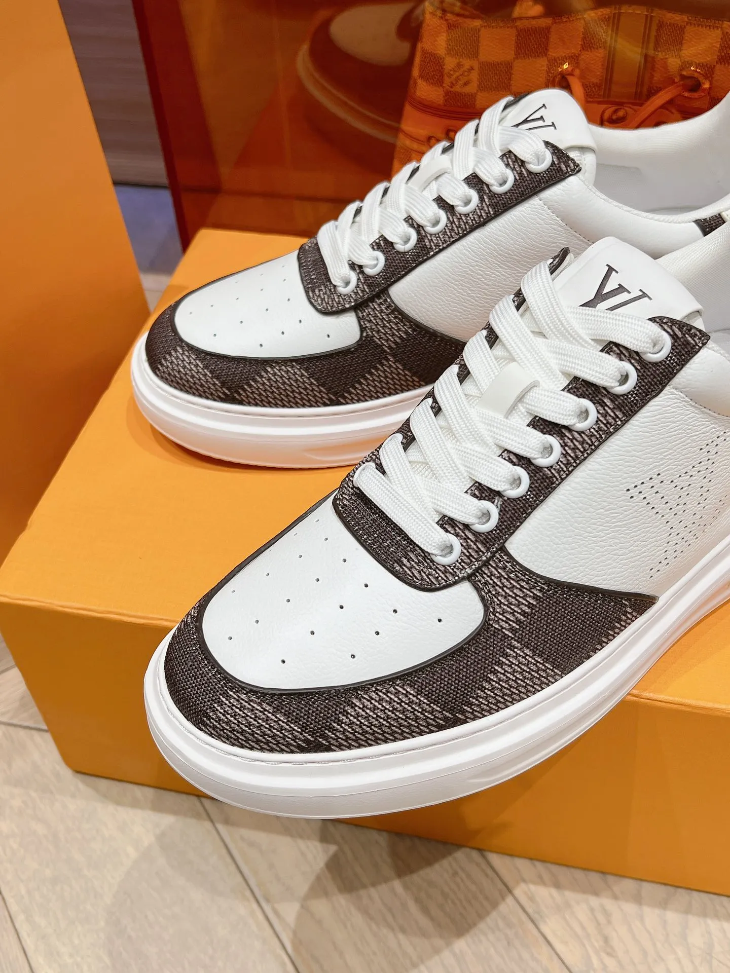 👟👟Ex-factory price 680👟👟 New LV white shoes for men, checkerboard series, plaid color matching, pure cowhide, 3D printed breathable holes, men's casual business travel shoes👟full of comfort, size: 37-45